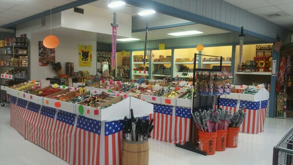 Big Gator Fireworks | 17375 NW 14001, Drexel, MO 64742, USA | Phone: (816) 619-2011