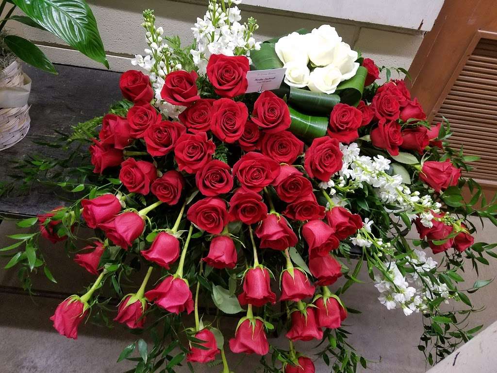 Geges Florist | 6909 Lawndale St, Houston, TX 77023, USA | Phone: (713) 921-6363