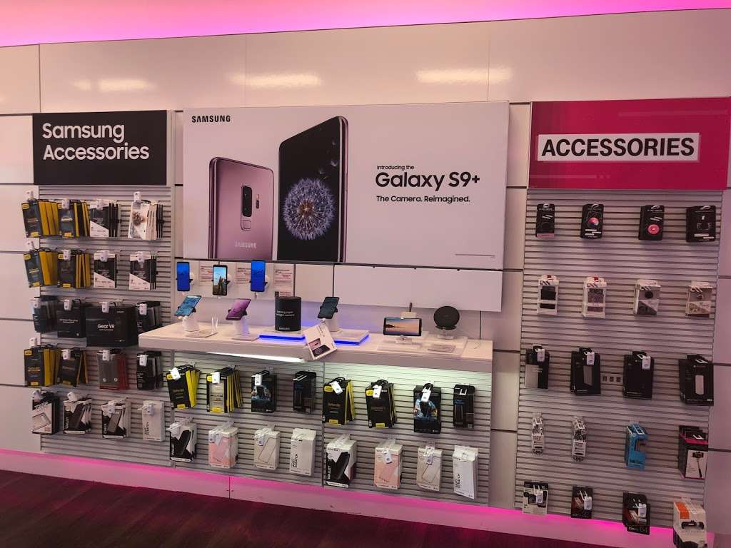 T-Mobile | 503 Riverstone Pkwy Ste 401B, Kankakee, IL 60901, USA | Phone: (815) 936-8550