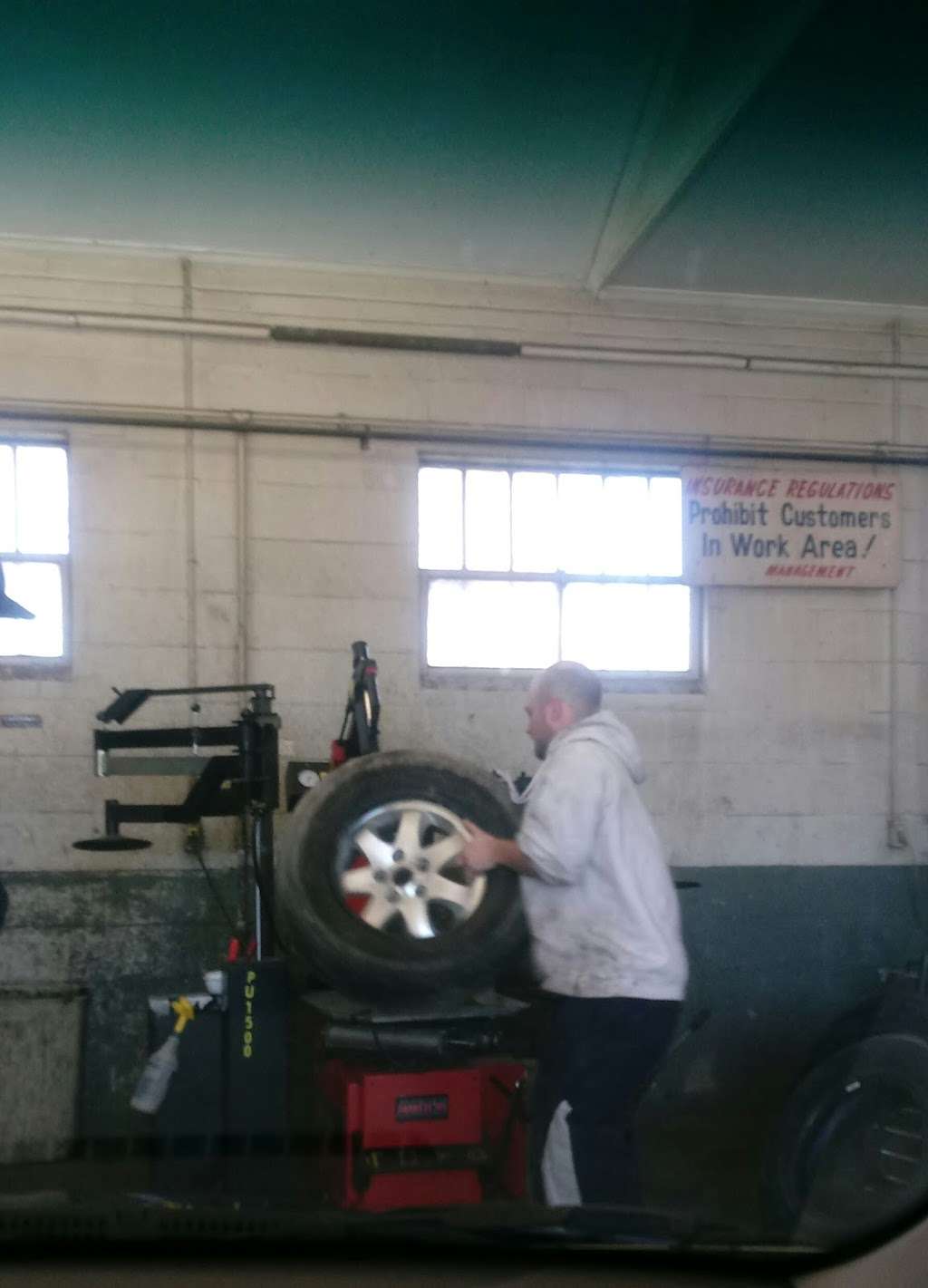 Eddies Tire Service | 924 W King St, Martinsburg, WV 25401, USA | Phone: (304) 263-7600