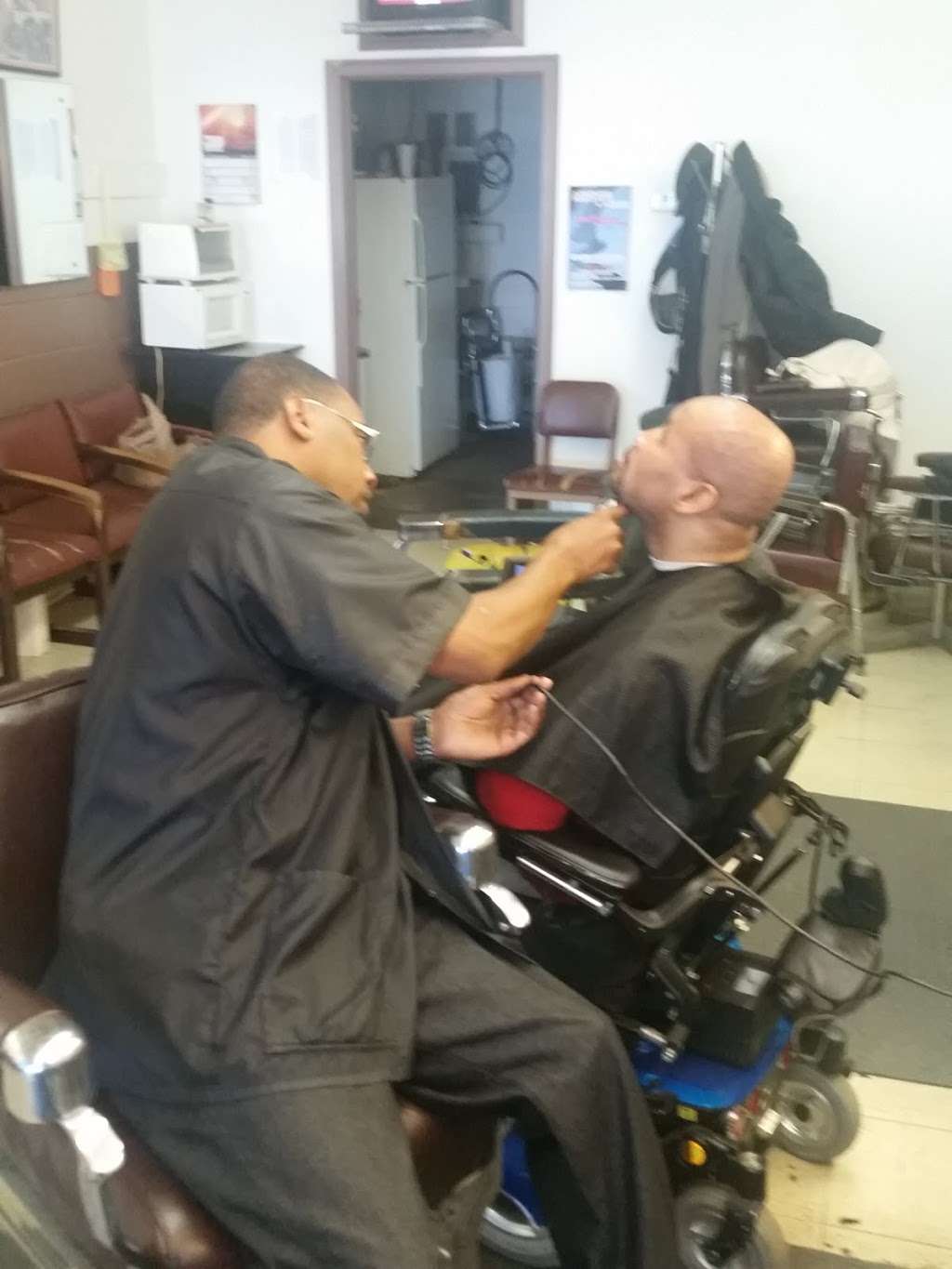 MOBLEY COMMUNITY BARBERSHOP | 2036 N Graham St, Charlotte, NC 28206, USA | Phone: (980) 209-1075