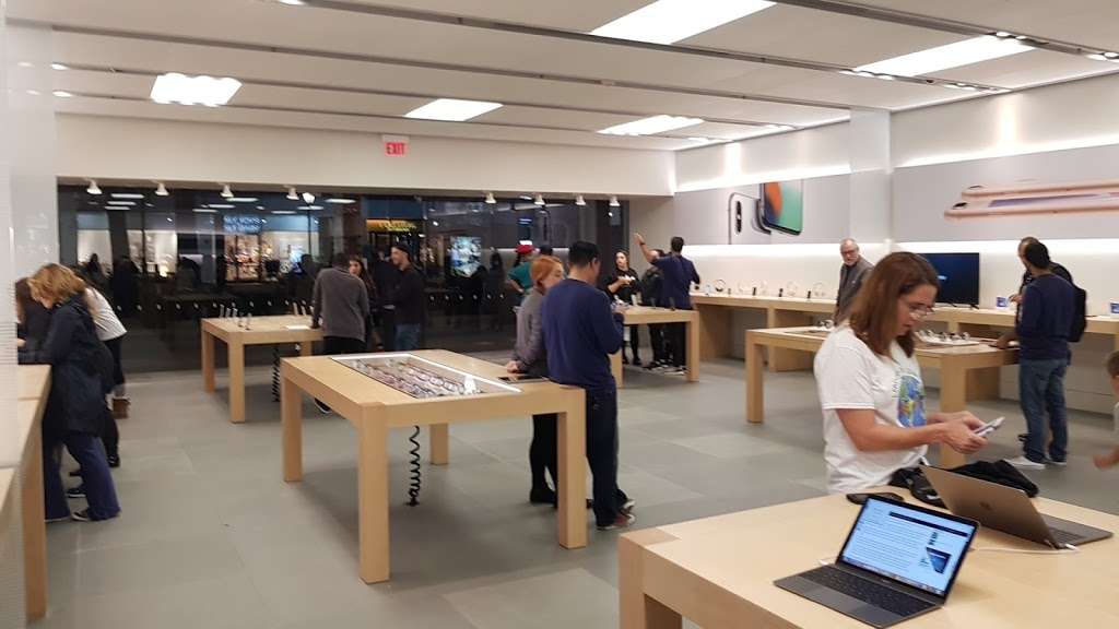 Apple Old Orchard | 4999 Old Orchard Shopping Center, Skokie, IL 60077, USA | Phone: (847) 983-9230