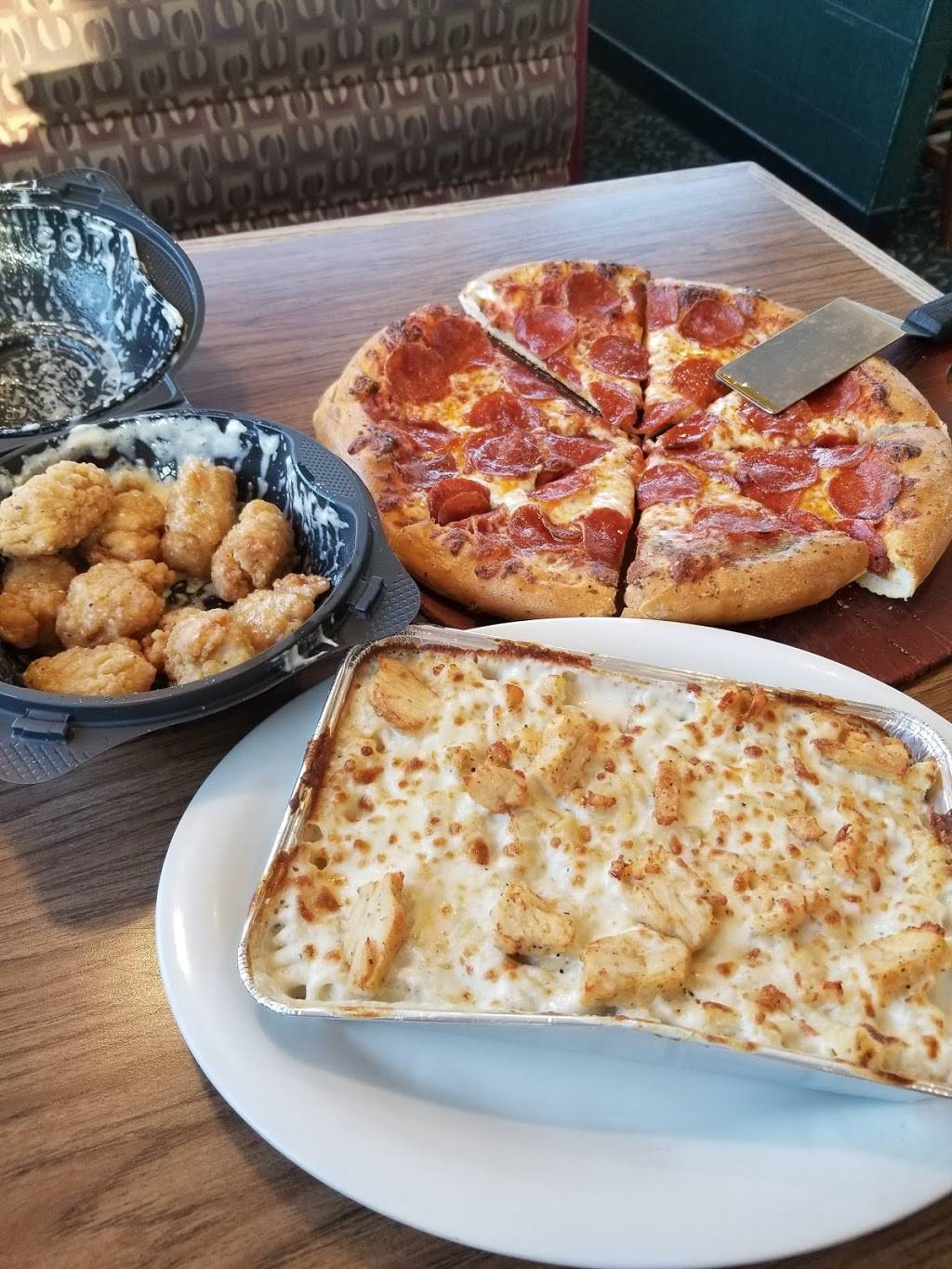 Pizza Hut | Pizza Hut, 124 N Chicago Ave #466, South Milwaukee, WI 53172 | Phone: (414) 764-2330