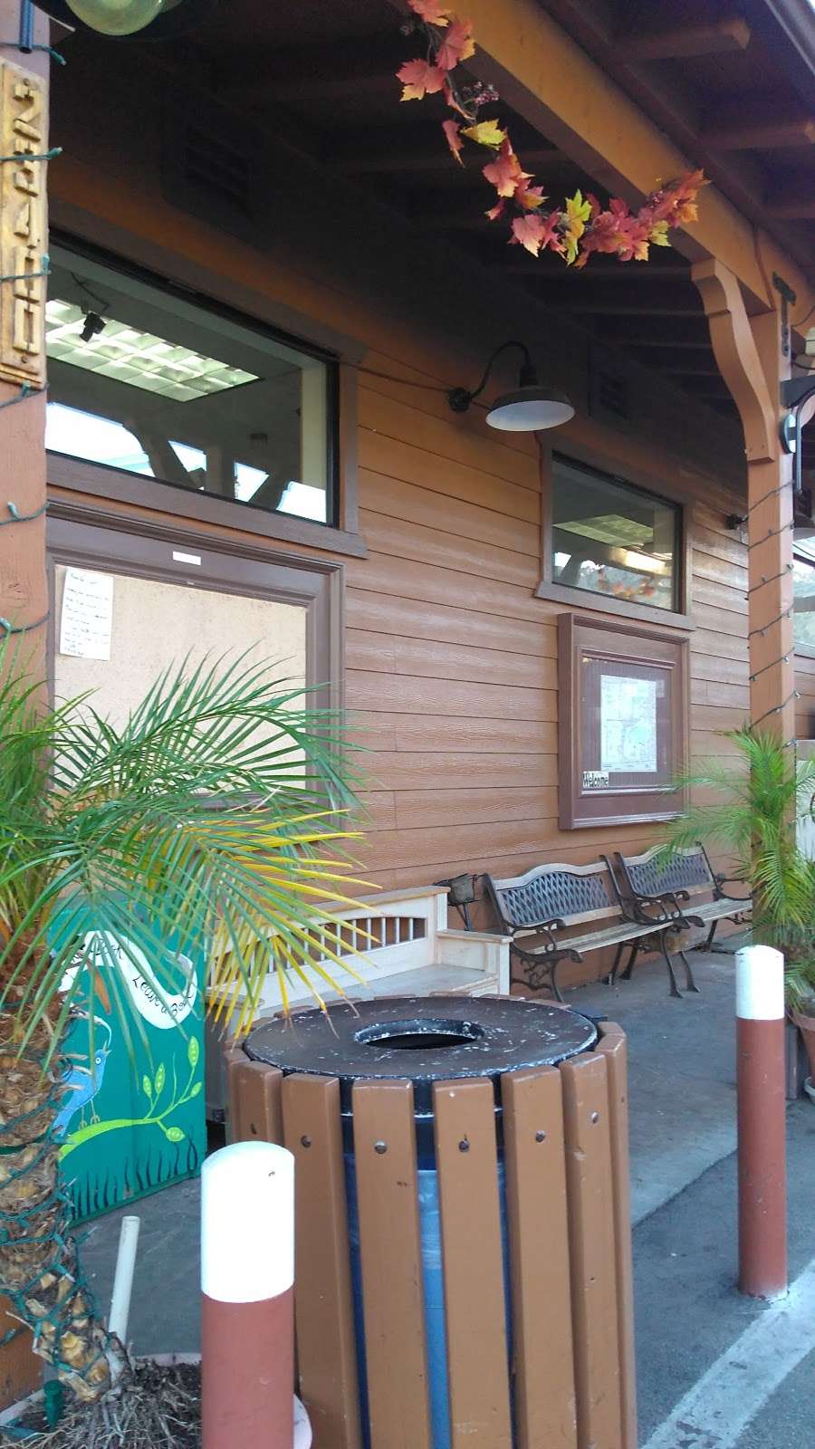 Chatsworth Lake Market | 23400 Lake Manor Dr, Chatsworth, CA 91311, USA | Phone: (818) 888-8555