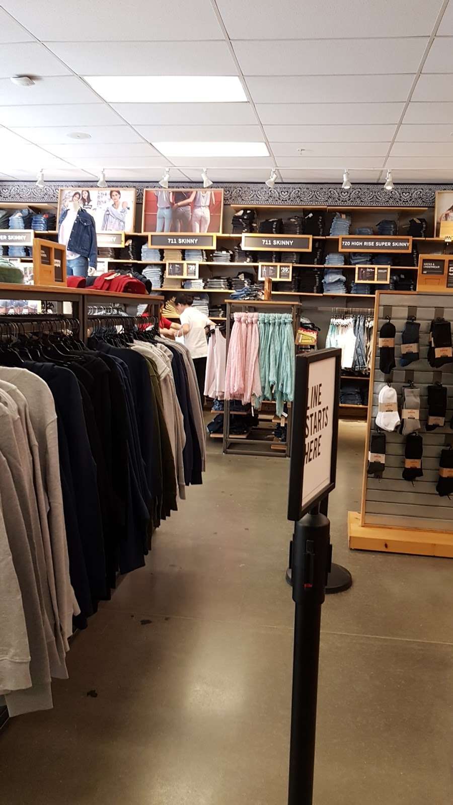 levi's outlet tanger mall
