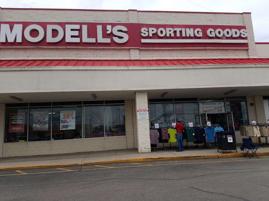 Modells Sporting Goods | West Shore Plaza 1801 South Avenue B, Staten Island, NY 10314, USA | Phone: (718) 698-8900