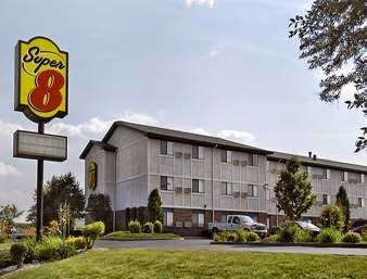 Super 8 by Wyndham Milwaukee Airport | 5253 S Howell Ave, Milwaukee, WI 53207 | Phone: (414) 395-5165