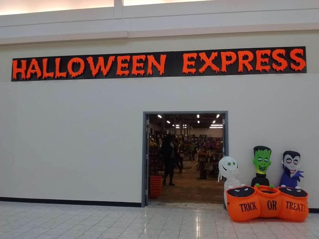 Halloween Express | 64132, Ward Pkwy, Kansas City, MO 64132, USA