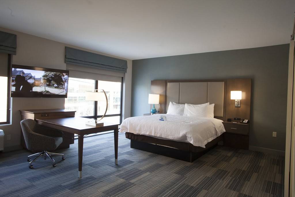 Hampton Inn & Suites Downtown St. Paul | 200 7th St W, St Paul, MN 55102 | Phone: (651) 224-7400