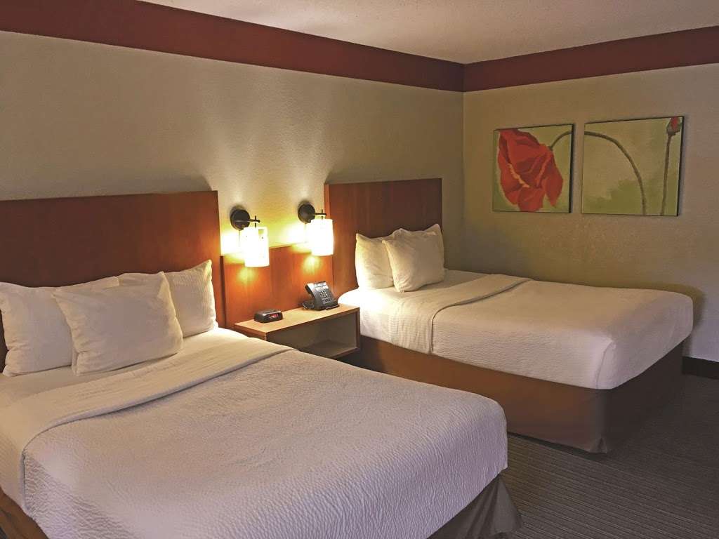 La Quinta Inn & Suites Charlotte Airport North | 3127 Sloan Dr, Charlotte, NC 28208, USA | Phone: (704) 392-1600