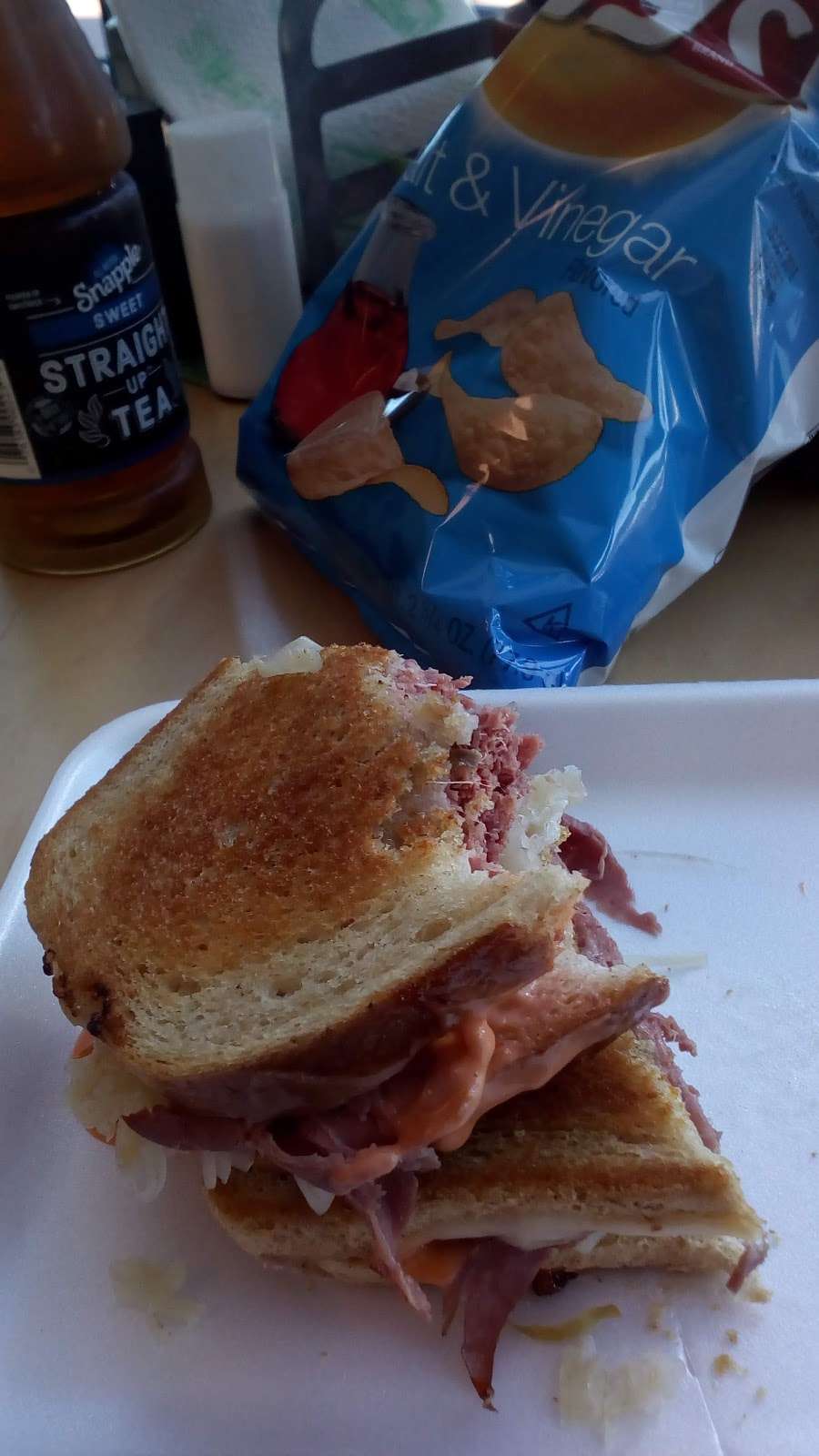 Delavans Downtown Deli | 124 E Walworth Ave, Delavan, WI 53115, USA | Phone: (262) 728-1145