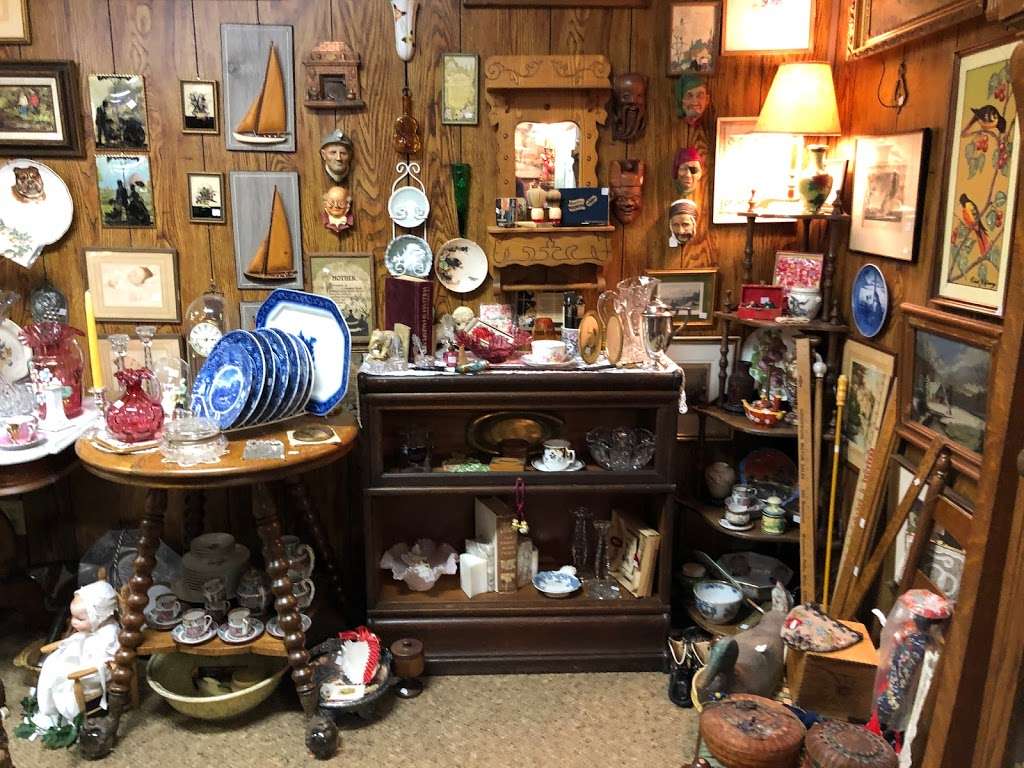 Rickety Robin Antiques | 703 Milwaukee St, Delafield, WI 53018, USA | Phone: (262) 646-8870