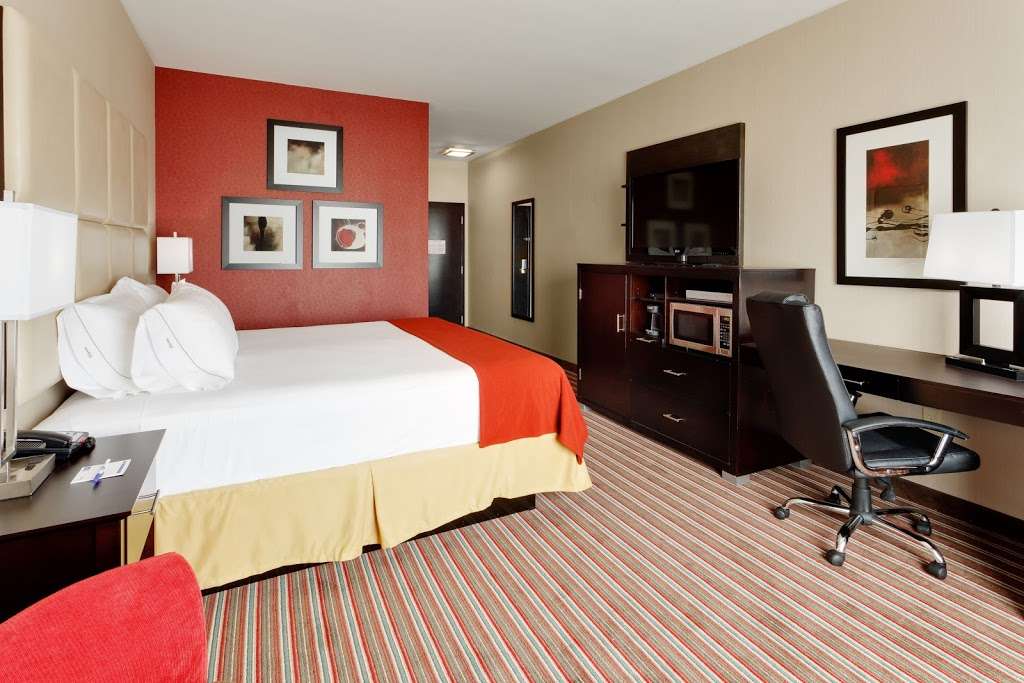 Holiday Inn Express & Suites York Ne - Market Street | 18 Cinema Dr, York, PA 17402, USA | Phone: (717) 718-4447