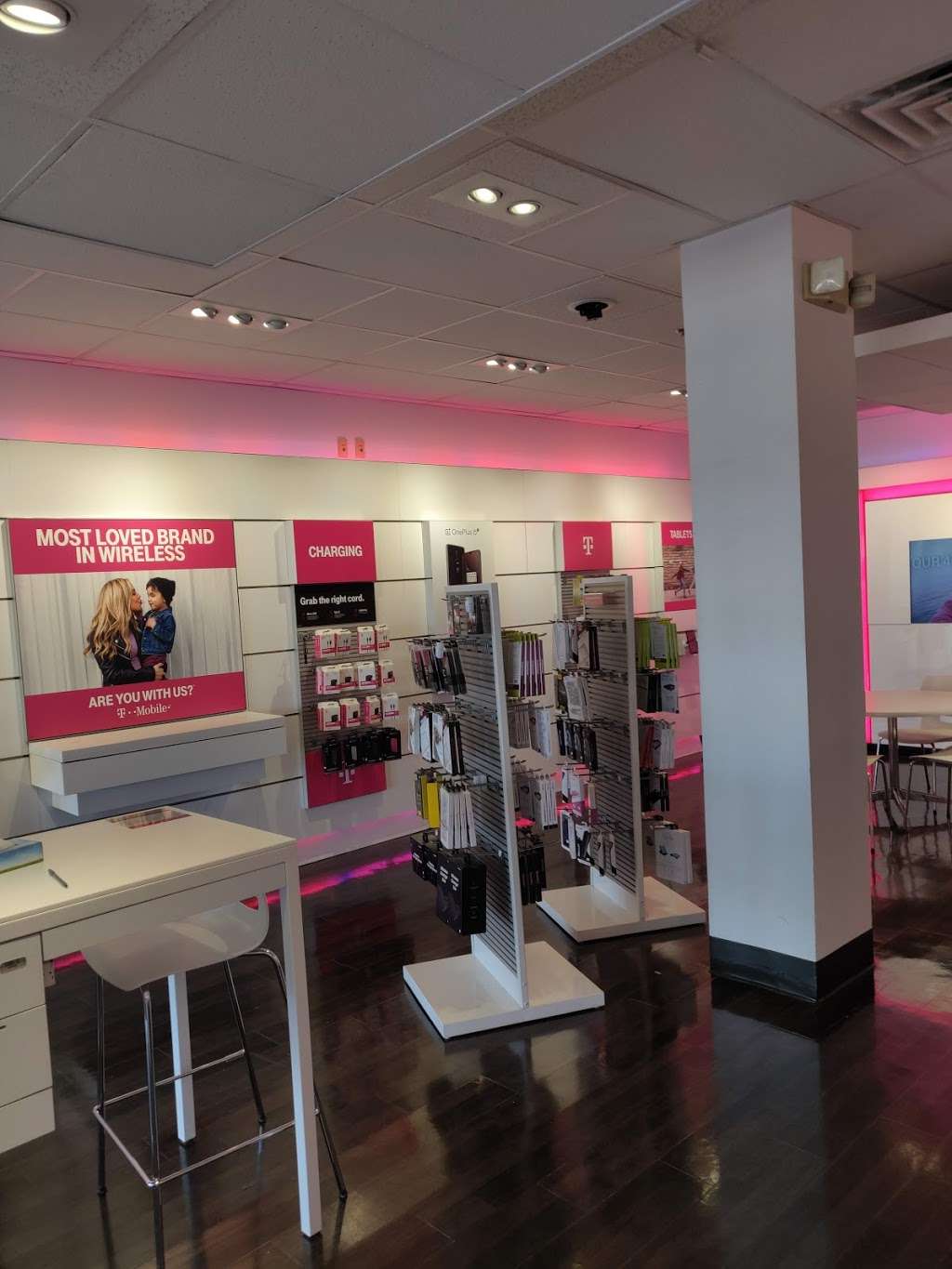 T-Mobile | 300 Andover St, Peabody, MA 01960, USA | Phone: (978) 532-1193