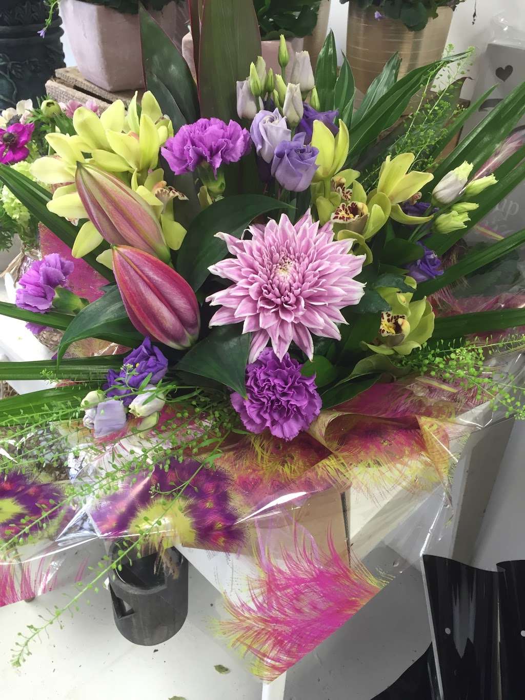 VALERIE ANN FLORAL DESIGN | 17 The Cl, New Ash Green, New Barn, Longfield DA3 8JB, UK | Phone: 01474 706060