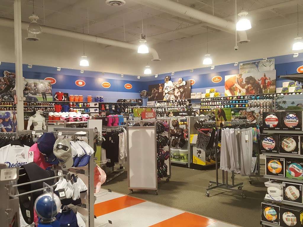 DICKS Sporting Goods | 2771 El Camino Real, Tustin, CA 92782, USA | Phone: (714) 731-1300