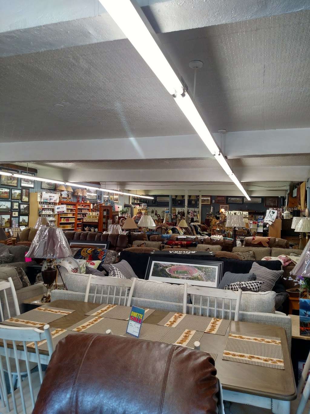 Village Furniture | 308 W Main St, Louisa, VA 23093, USA | Phone: (540) 967-2964