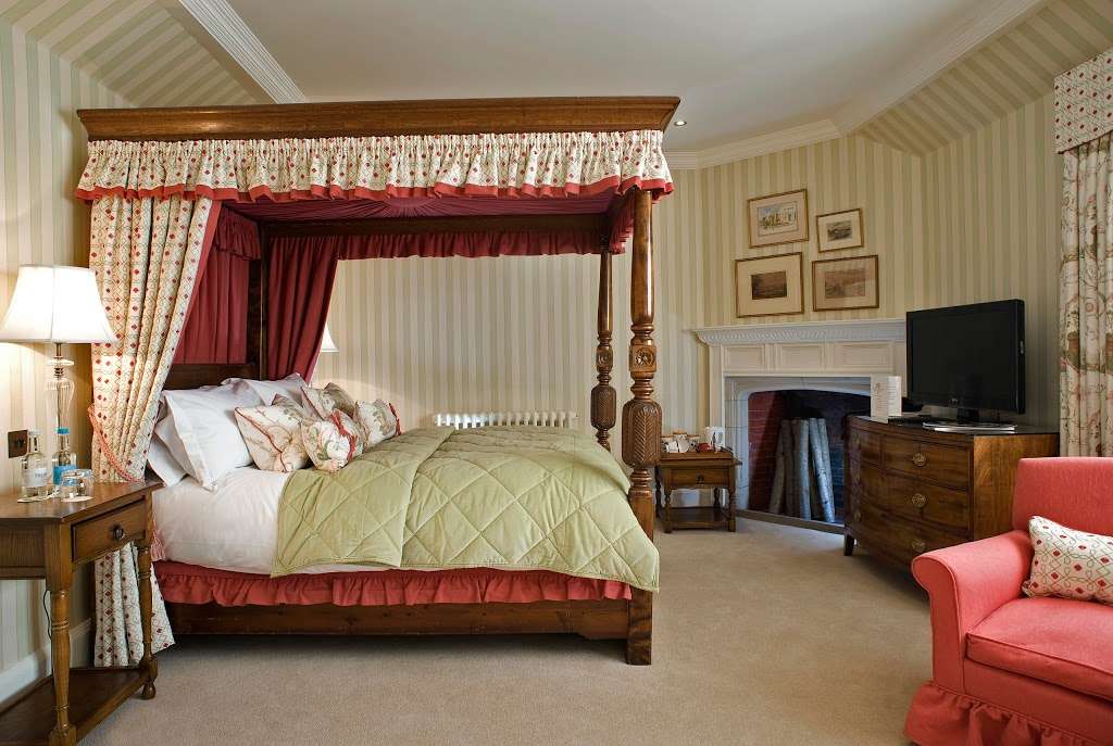 Hever Castle Luxury Bed & Breakfast | Hever Castle, Hever TN8 7NG, UK | Phone: 01732 861800