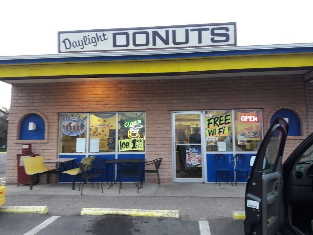 Daylight Donuts | 821 Carbondale Dr, Dacono, CO 80514, USA | Phone: (303) 833-2009