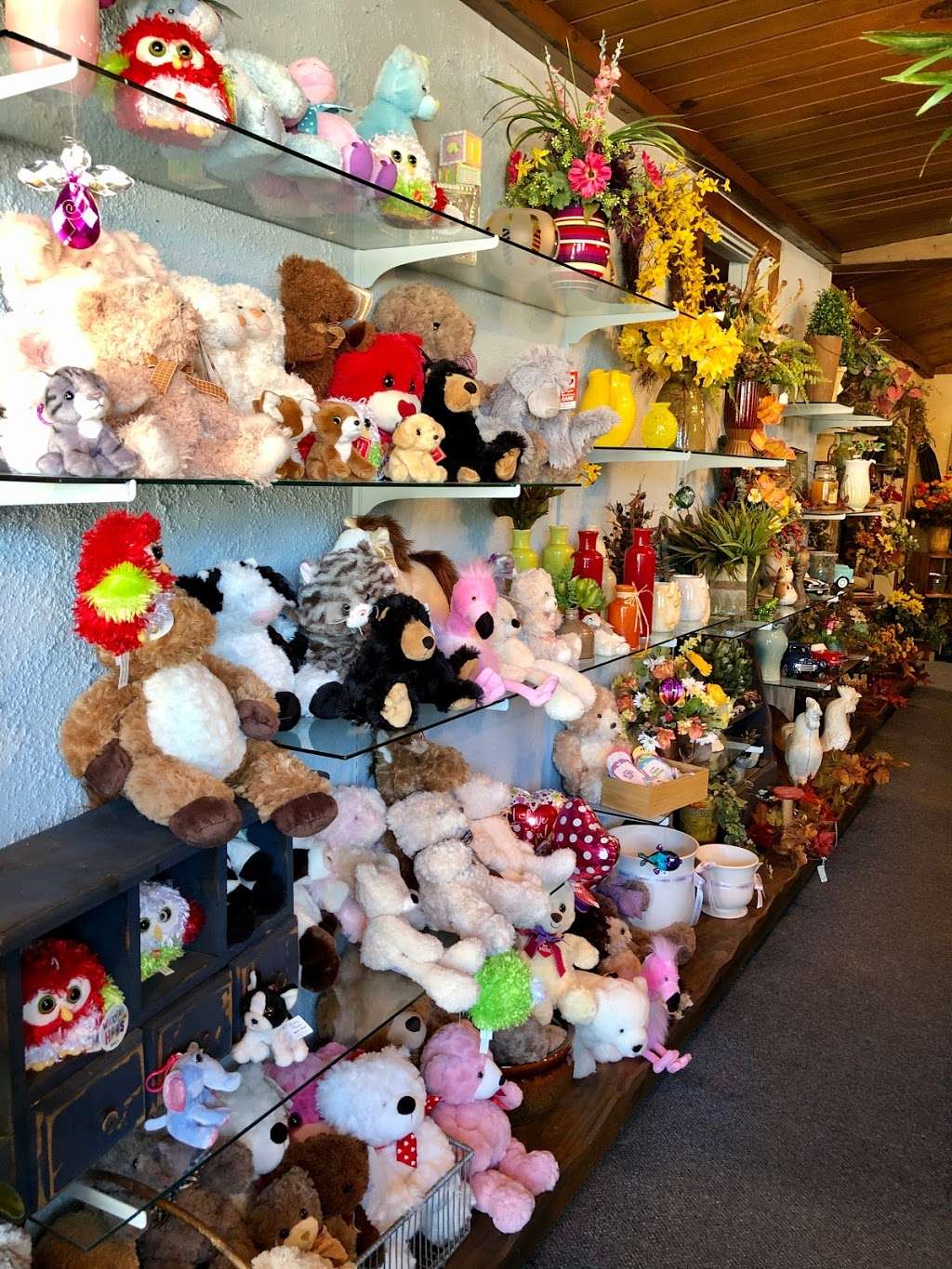 Floral Villa Flowers & Gifts | 208 S Wisconsin St, Whitewater, WI 53190, USA | Phone: (262) 473-6444