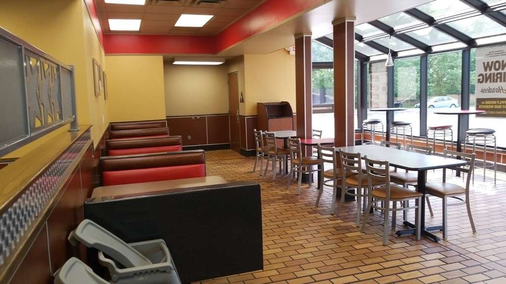 Hardees | 6250 N Oak Trafficway, Gladstone, MO 64118, USA | Phone: (816) 452-8818