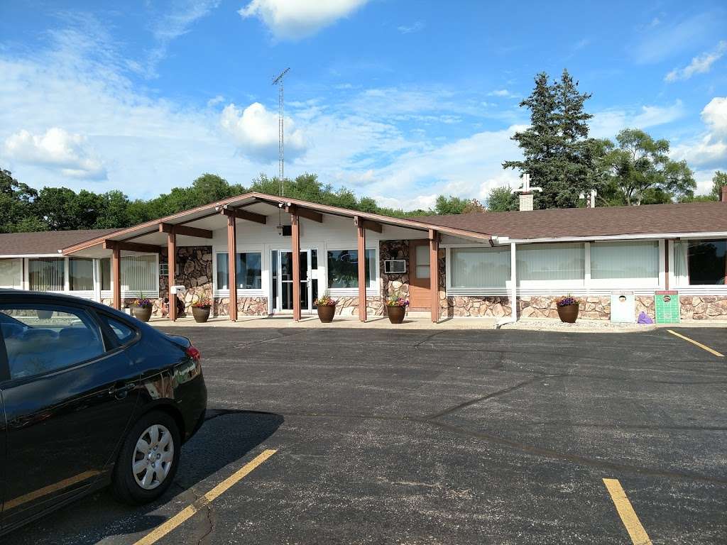 The Crossroads Motel | N6476 US-12, Elkhorn, WI 53121 | Phone: (262) 742-2300