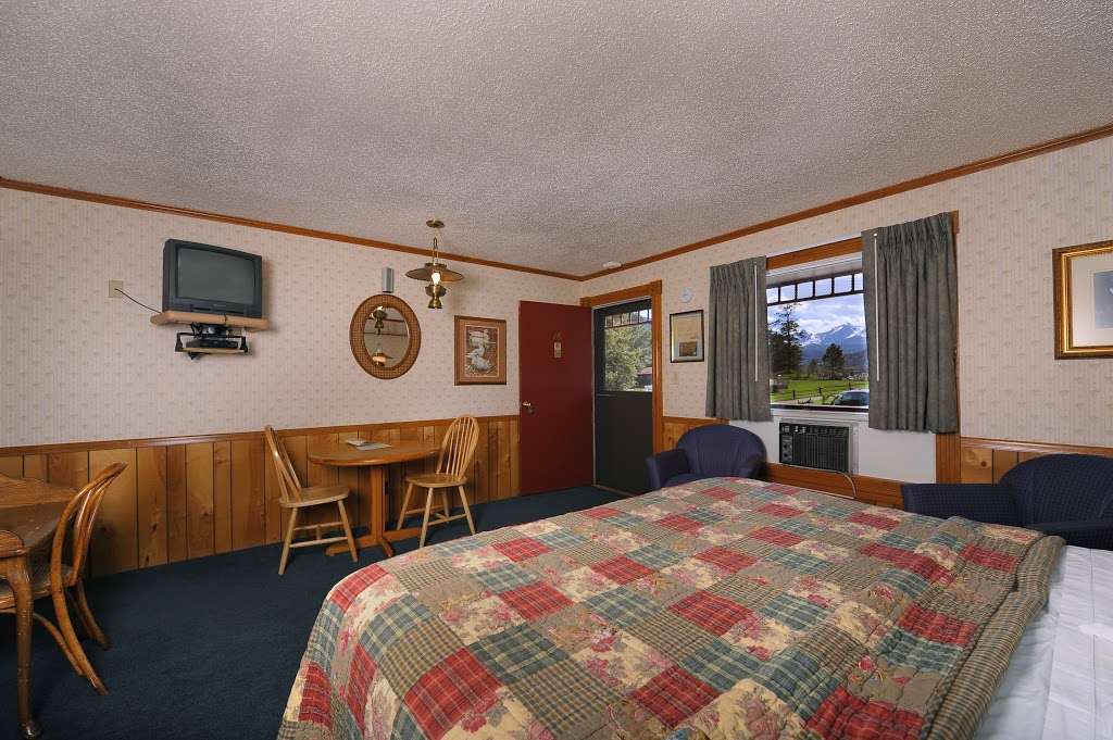 Brynwood on the River | 710 Moraine Ave, Estes Park, CO 80517, USA | Phone: (970) 586-3475