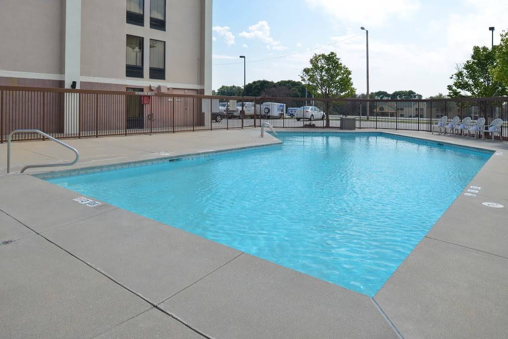 New Victorian Inn & Suites | 10728 L St, Omaha, NE 68127, USA | Phone: (402) 593-2380