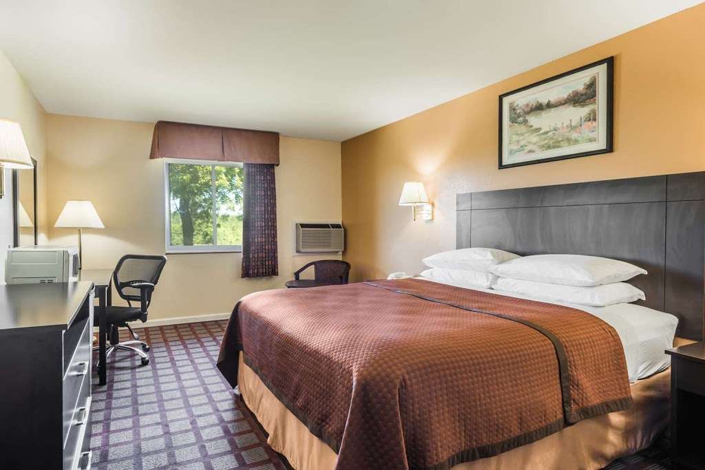 Super 8 by Wyndham Higginsville | I-70 and Hwy 13 Exit 49, Higginsville, MO 64037, USA | Phone: (660) 584-7781