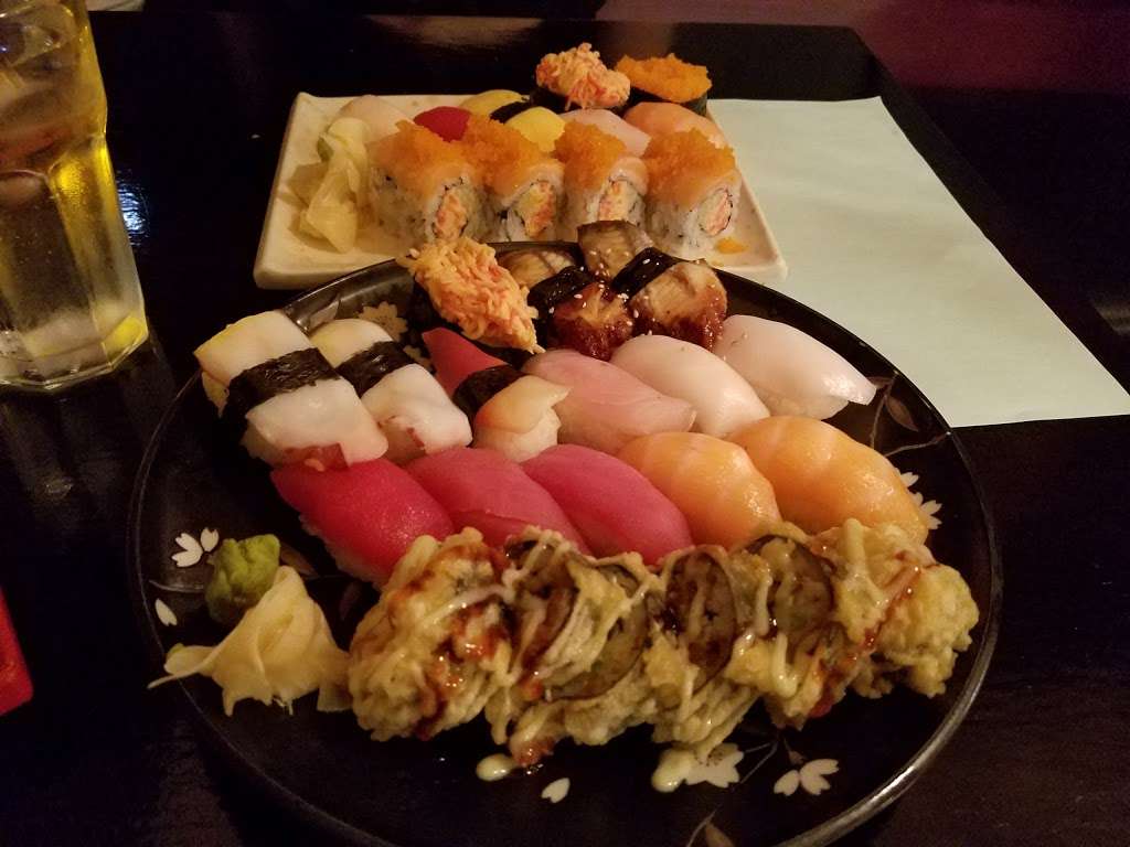 Volcano Sushi Cafe | 1062 W Taylor St, Chicago, IL 60607, USA | Phone: (312) 733-8933