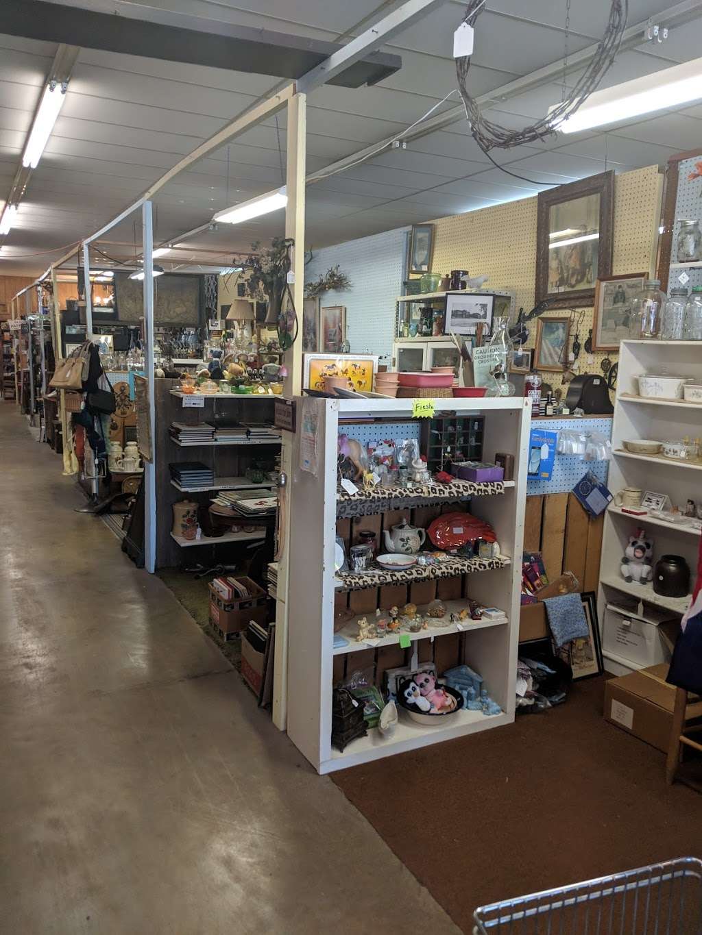 Wagon Wheel Antiques & Flea Market | 219 E Douglas St, Clinton, MO 64735, USA | Phone: (660) 885-2733