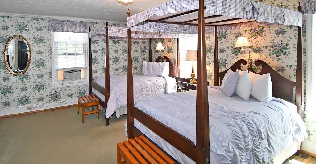 The Country Inn of Berkeley Springs | 110 S Washington St, Berkeley Springs, WV 25411, USA | Phone: (304) 258-1200