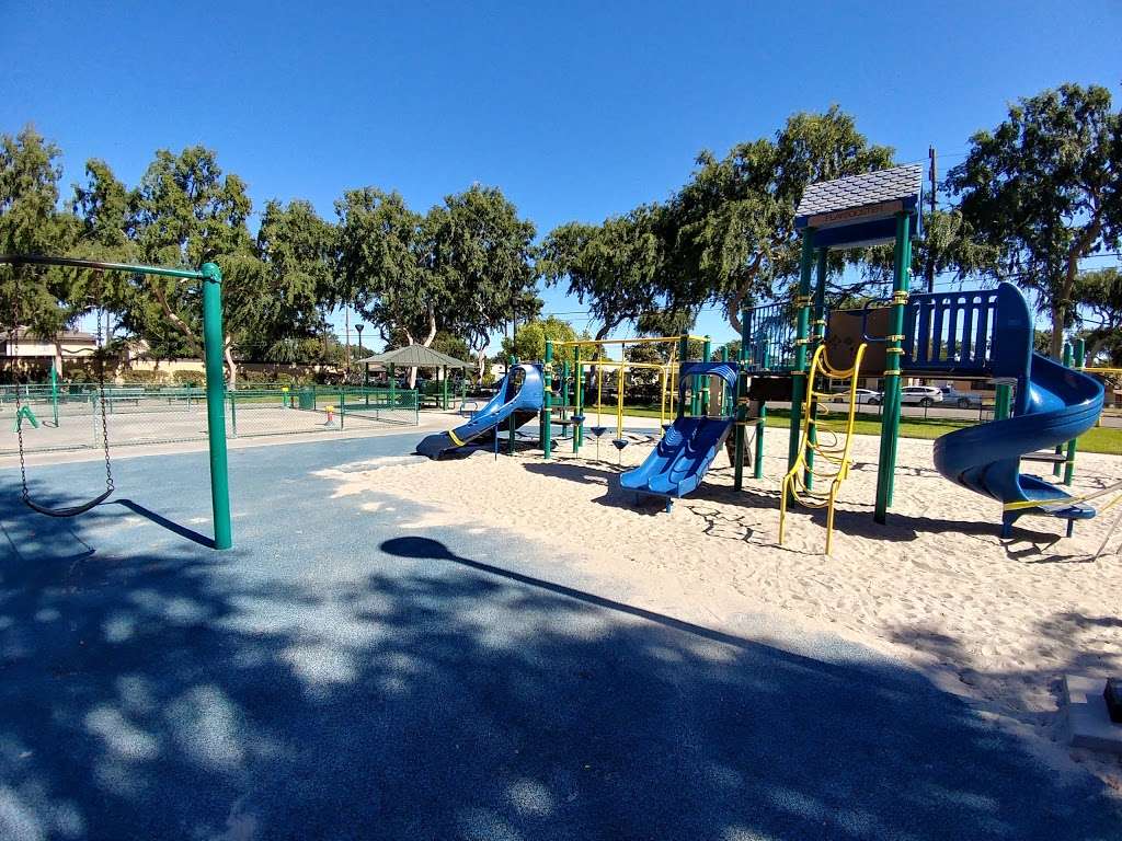 Valencia Park | 2425 W Valencia Dr, Fullerton, CA 92833 | Phone: (714) 738-6575