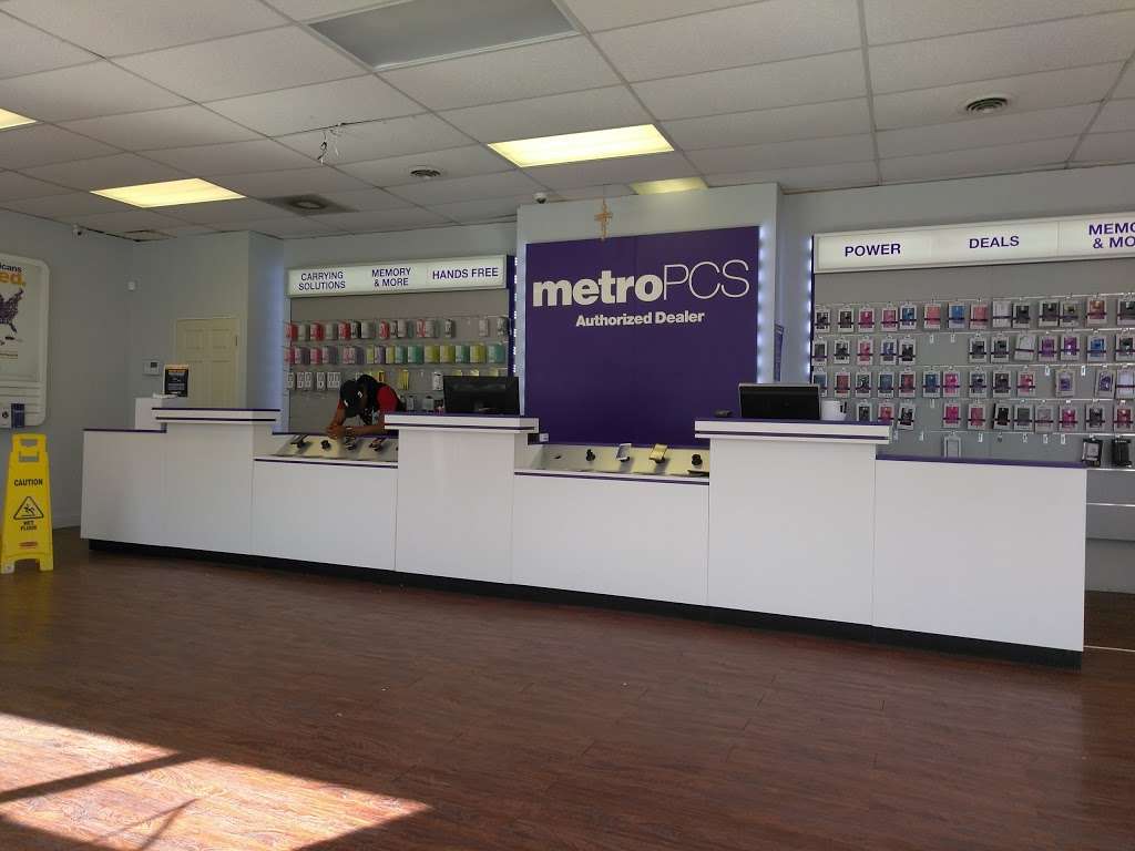 Metro by T-Mobile | 6901 S Halsted St, Chicago, IL 60621, USA | Phone: (888) 863-8768