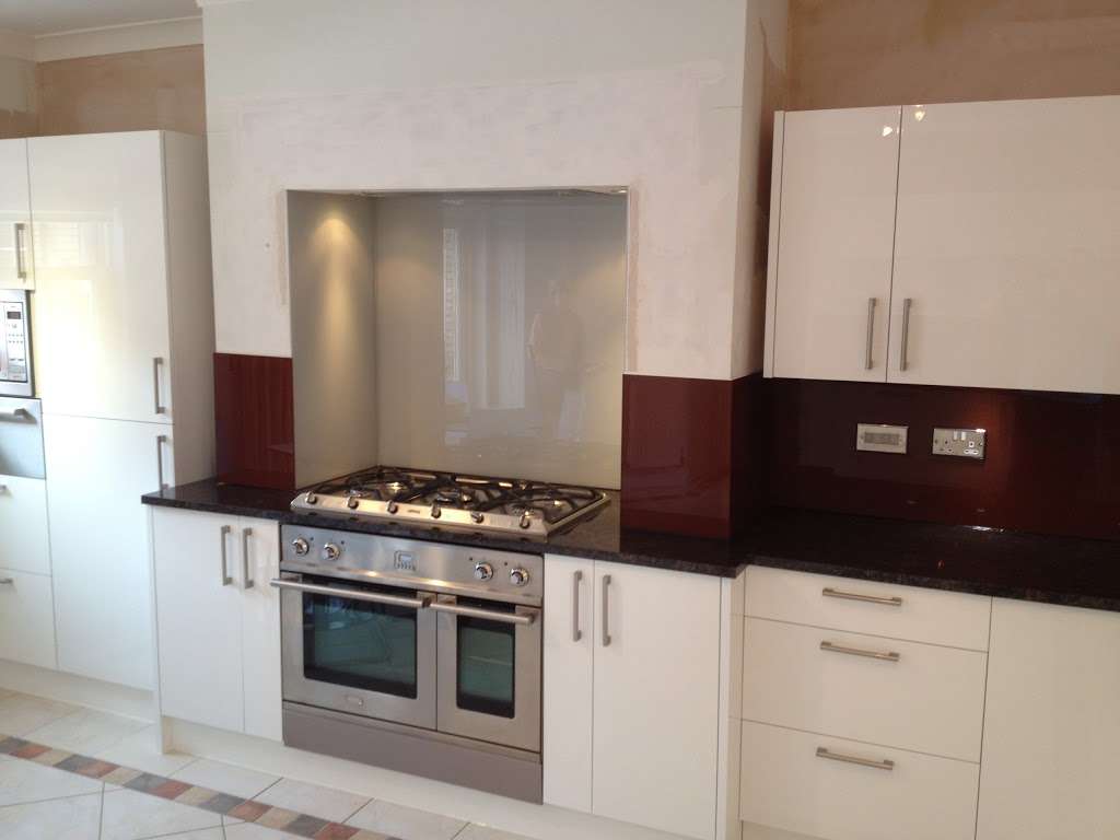 Splashbacks of Distinction | 11, Bromhall Farm, Watton at Stone, Hertford SG14 2RN, UK | Phone: 01920 830084