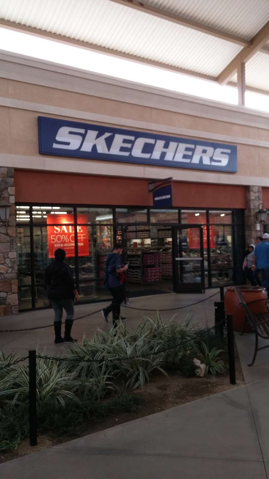 SKECHERS Factory Outlet | 5701 Outlets at Tejon Pkwy #350, Arvin, CA 93203, USA | Phone: (661) 858-2650