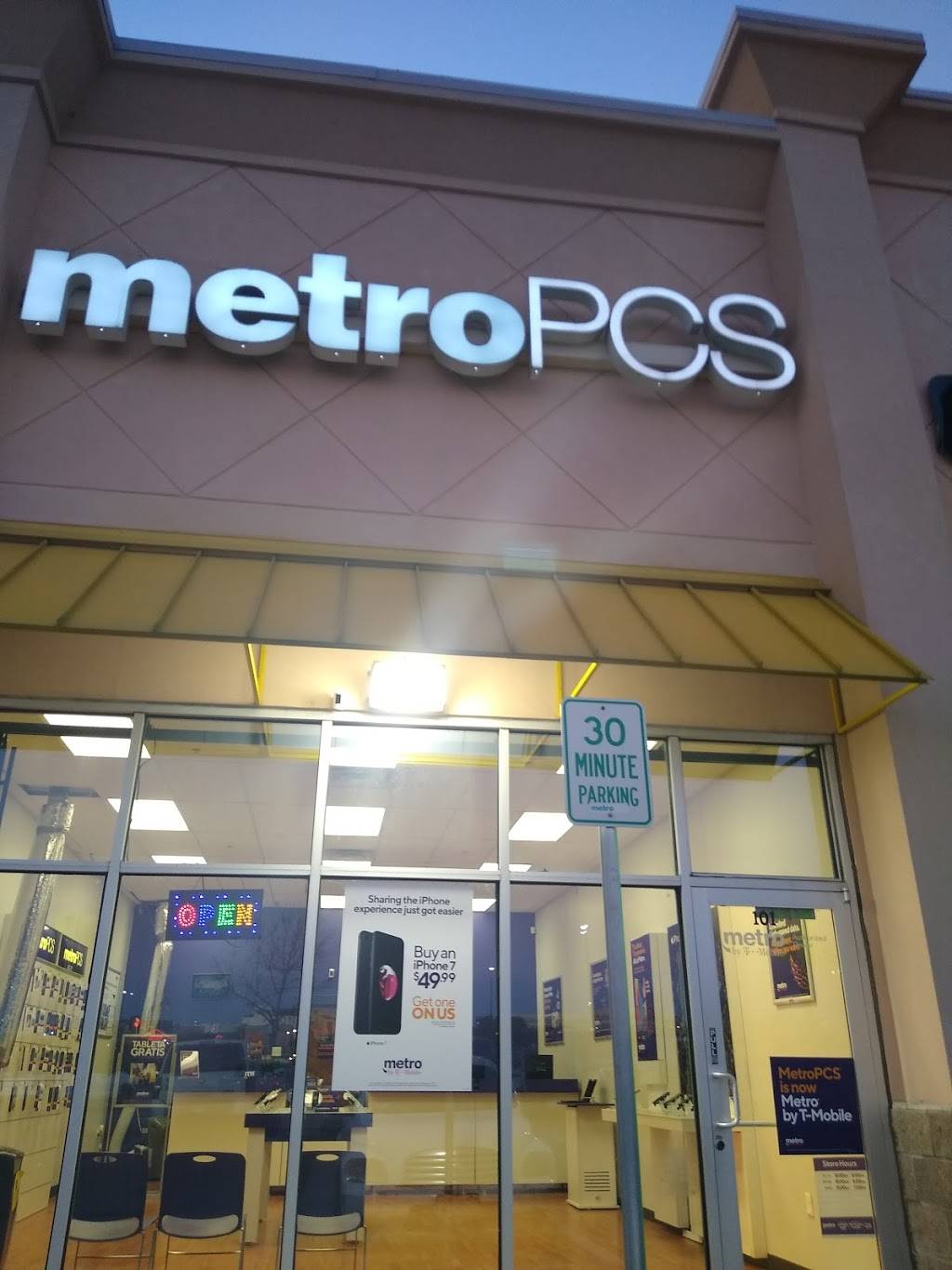 Metro by T-Mobile | 4396 Dallas Fort Worth Turnpike Ste 101, Dallas, TX 75211, USA | Phone: (972) 255-2400