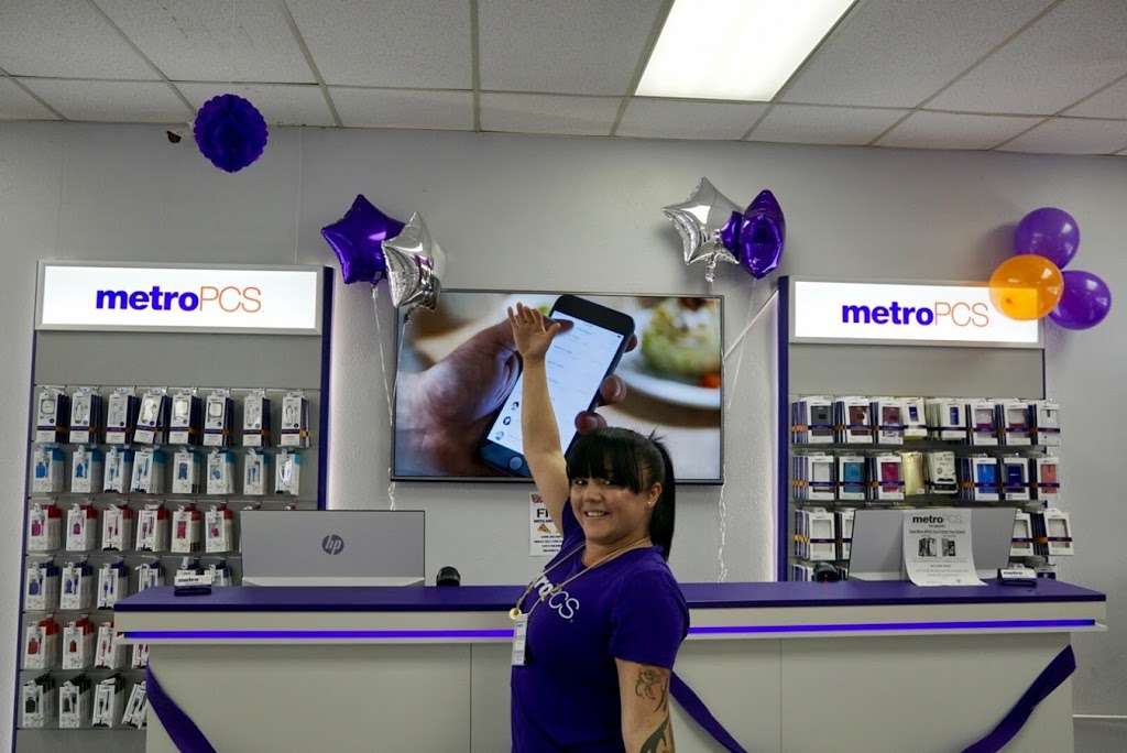 Metro by T-Mobile | 5433 Leavenworth Rd, Kansas City, KS 66104, USA | Phone: (913) 296-8861