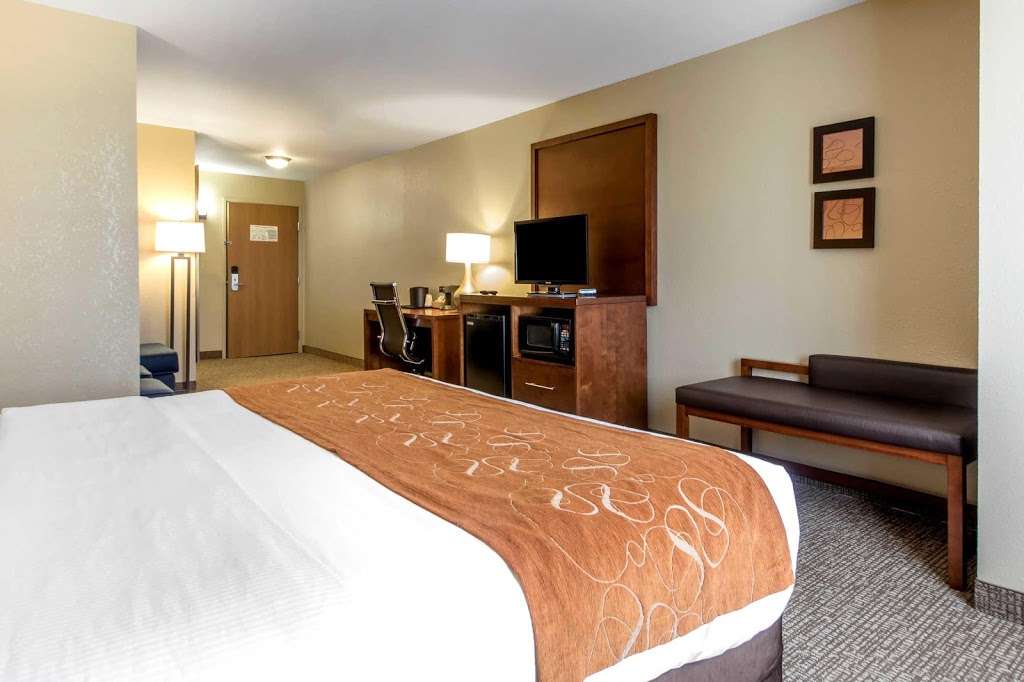 Comfort Suites Johnson Creek Conference Center | 725 Paradise Ln, Johnson Creek, WI 53038, USA | Phone: (920) 699-2800