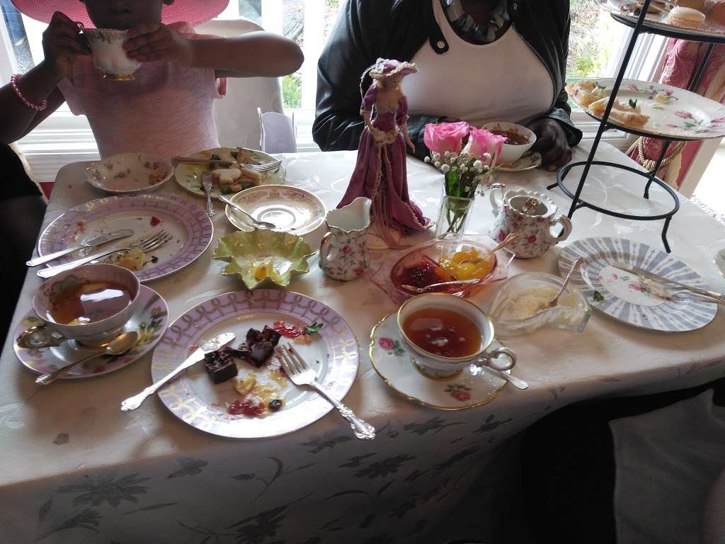 High Tea With Gerri | 144 Old McHenry Rd, Long Grove, IL 60047 | Phone: (847) 948-1724