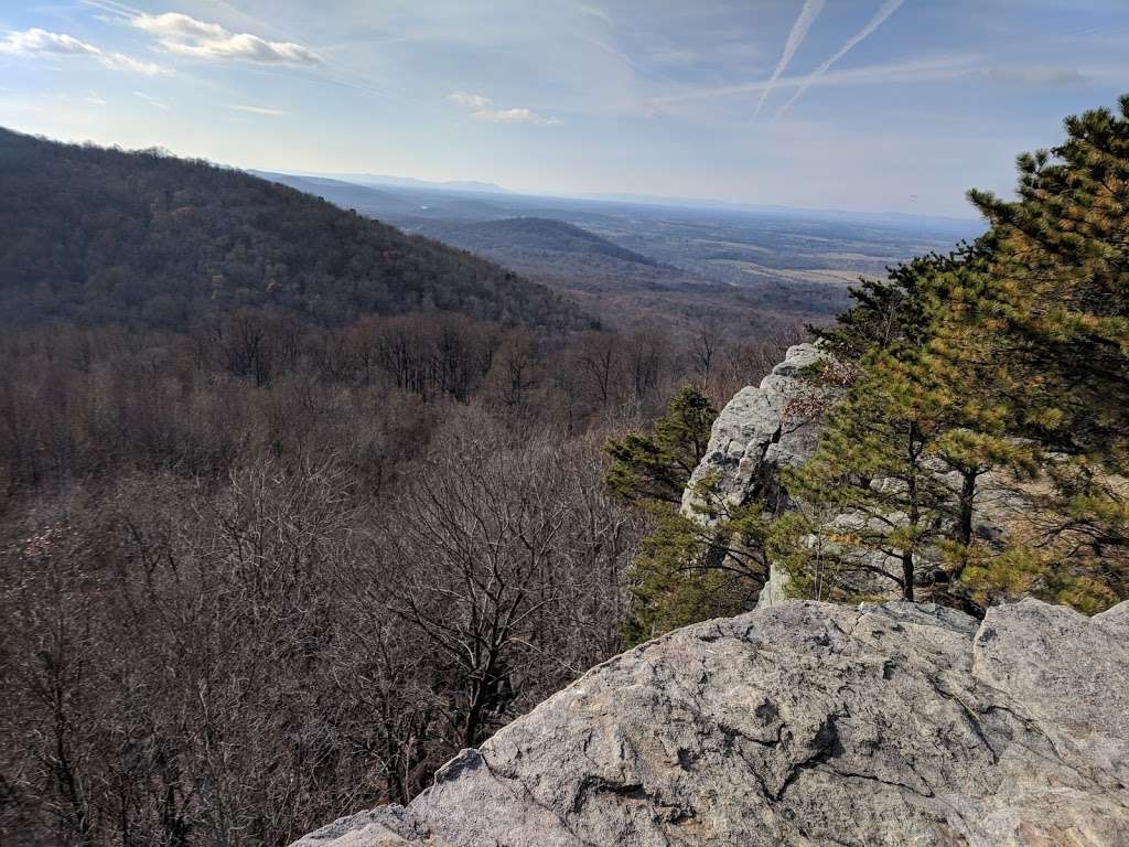 Raven Rocks Trailhead | Bluemont, VA 20135, USA