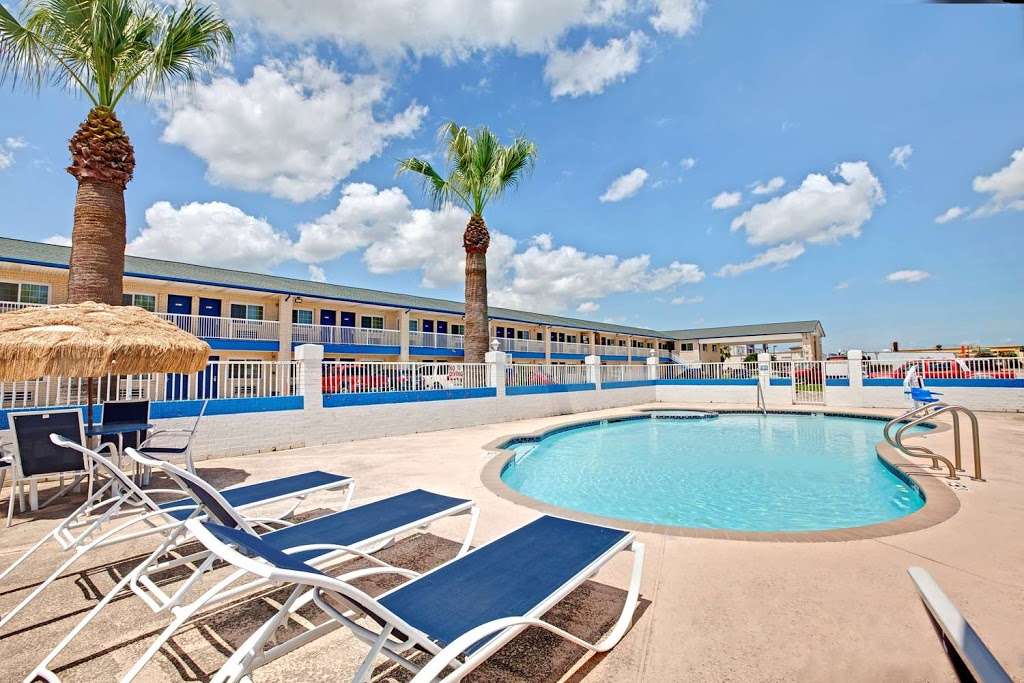 Days Inn by Wyndham Baytown Garth Road I10 East | 5021 East Fwy, Baytown, TX 77521, USA | Phone: (281) 839-2107