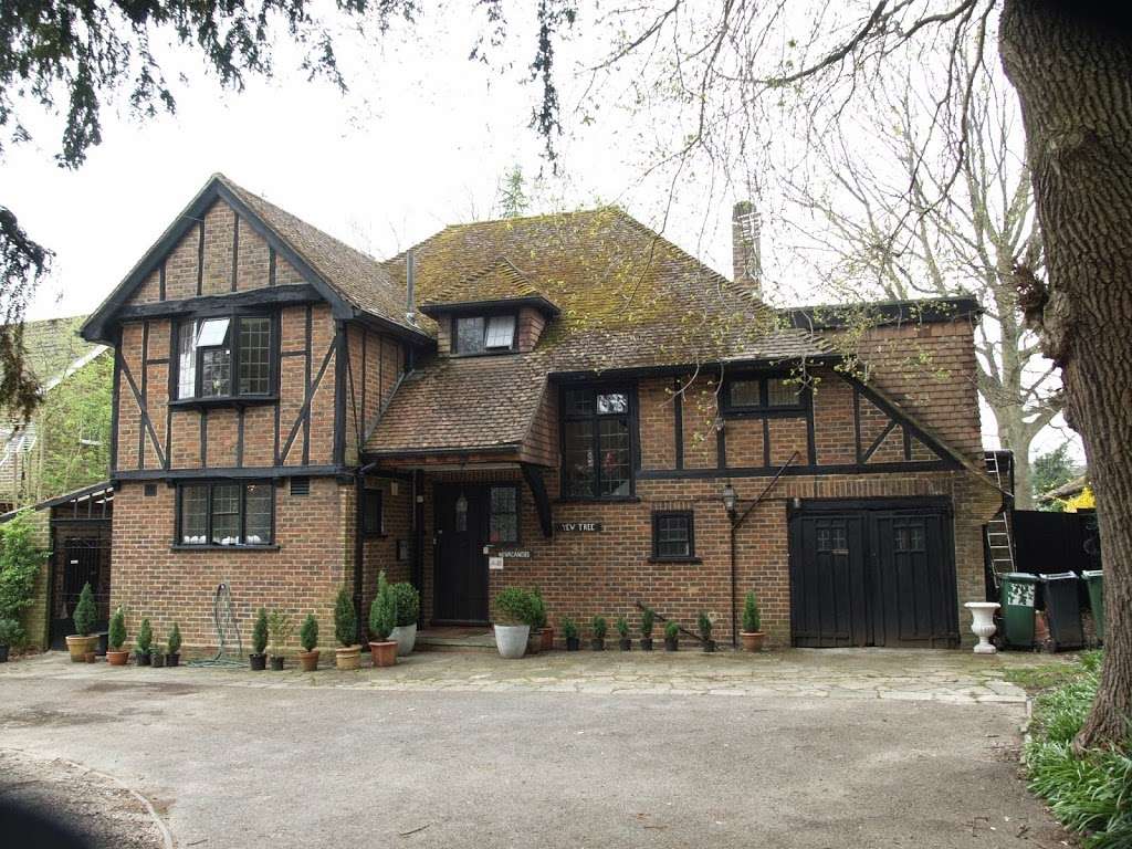 Yew Tree Guest House | 31 Massetts Rd, Horley RH6 7DQ, UK | Phone: 01293 785855