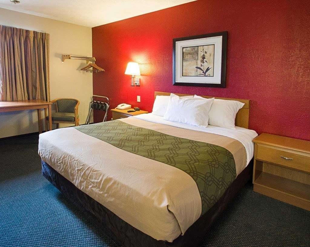 Econo Lodge Olathe - Kansas City | 209 E Flaming Rd, Olathe, KS 66061 | Phone: (913) 829-1312