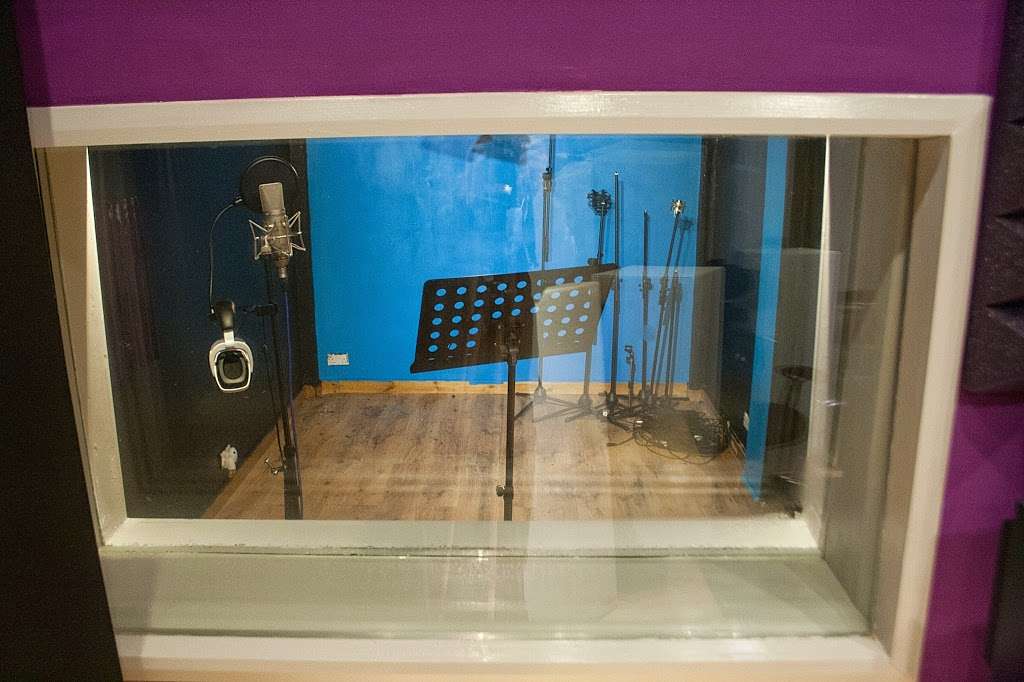 Hilltop Recording Studios | Well Hill, Orpington BR6 7PR, UK | Phone: 07758 531555