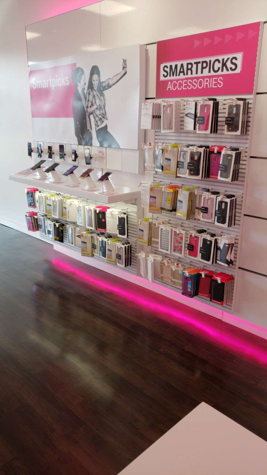 T-Mobile | 21800 Towncenter Plaza Ste 32, Sterling, VA 20164, USA | Phone: (571) 441-2844