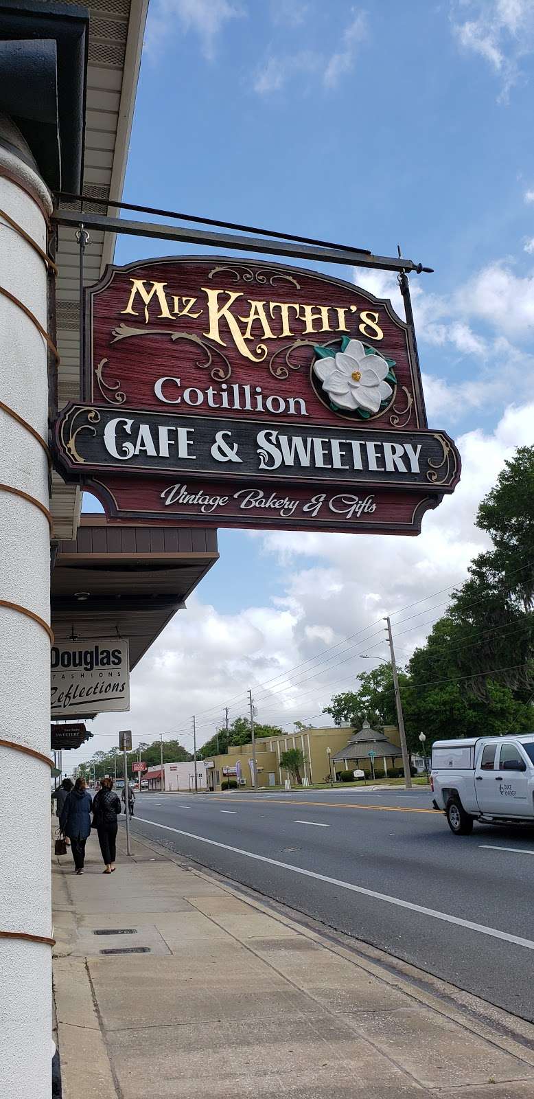 Miz Kathis Cotillion Southern Cafe | 101 N Main St, Wildwood, FL 34785, USA | Phone: (352) 897-0841