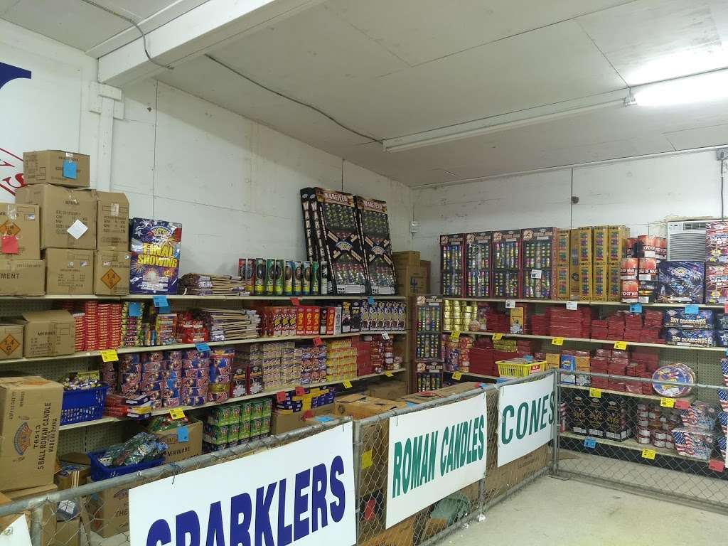 Mr. W Fireworks | 3019 Farm to Market Rd 1301, Wharton, TX 77488, USA | Phone: (210) 622-3112