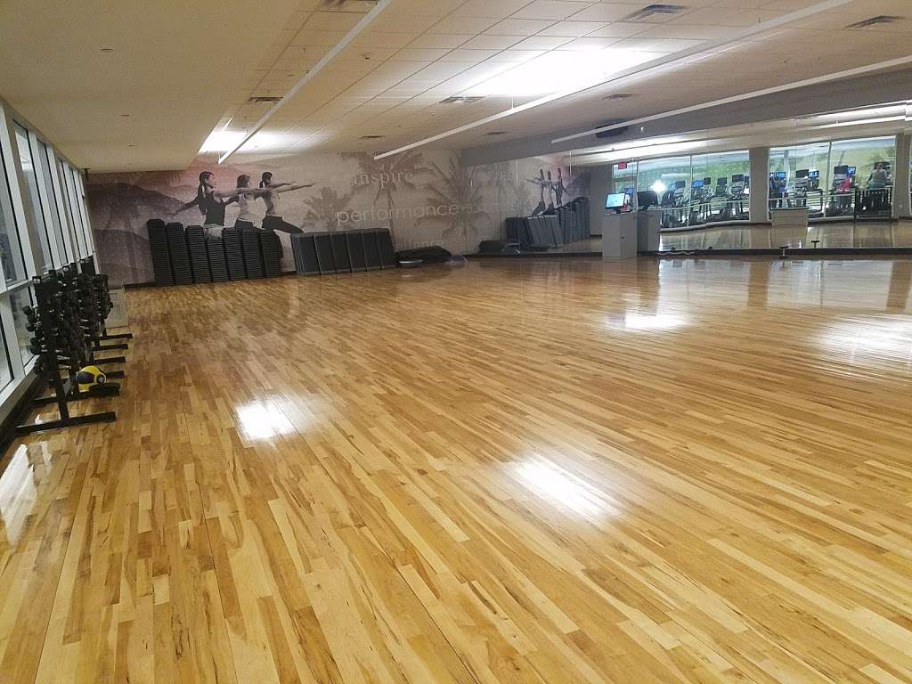 LA Fitness | 305 W Jericho Turnpike, Huntington Station, NY 11746, USA | Phone: (631) 683-3000