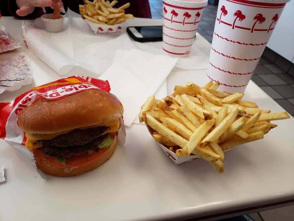 In-N-Out Burger | 30697 Temecula Pkwy, Temecula, CA 92592, USA | Phone: (800) 786-1000